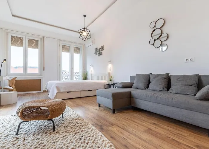 Midtown Gleaming Apartment